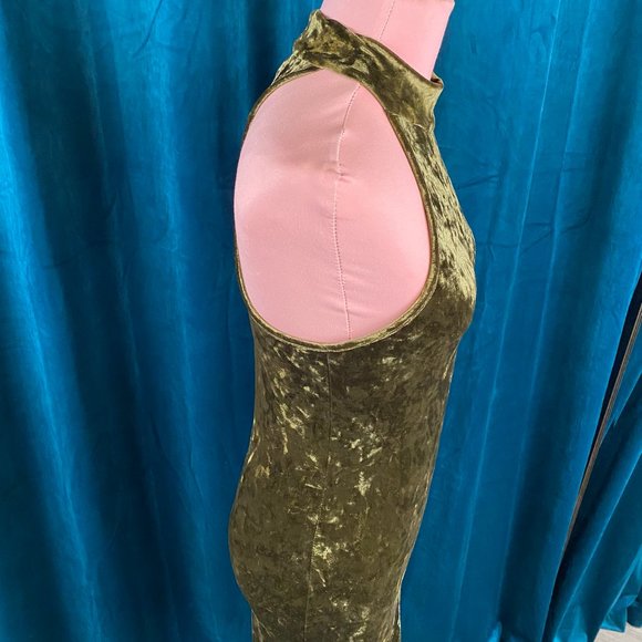 Many Many Sleeveless Mock Neck Velvet Dress - Picture 4 of 6
